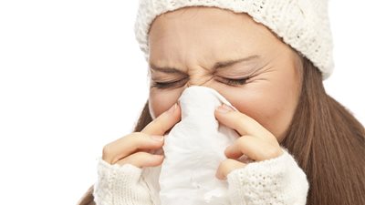 أسباب تؤدي إلى طول فترة الإصابة بنزلات البرد.. منها قلة النوم 