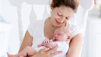 من الولادة وحتى نهاية الأسبوع الأول.. 5 نصائح لرعاية الطفل 