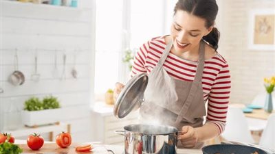 فتاة ساخرة: «خطيبي يشترط أطبخ فرخة لايف عشان نتجوز».. ماذا أفعل؟ 