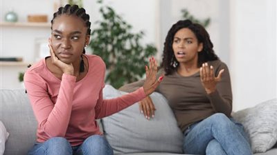 أخت زوج حشرية: « زوجة أخي تترك أبي وأمي وتذهب لأهلها أسبوع».. ما الحل؟ 