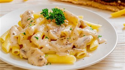 طريقة عمل مكرونة الوايت صوص في المنزل بسهولة