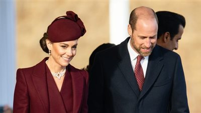 بإطلالة عنابية.. كيت ميدلتون تستقبل أمير قطر وزوجته بقصر باكنجهام 