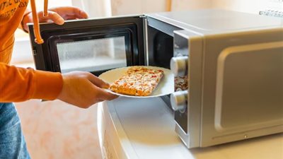 الفرن الكهربائي أم الميكروويف.. أيهما أقل استهلاكًا لفاتورة الكهرباء؟