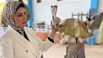 دينا ريحان.. أستاذة جامعية متفانية فى عملها ونحاتة بارعة