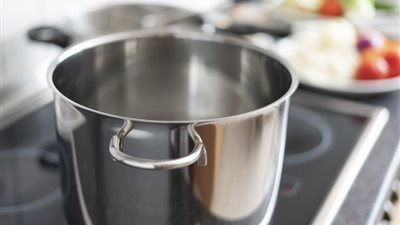 4 طرق بسيطة لإعادة استخدام الليمون لإزالة الدهون 