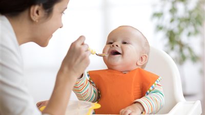 تغذية الطفل الصح..عناصر غذائية ابدئي بها أول 6 شهور