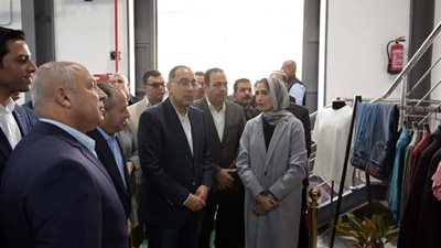 رئيس الوزراء يتفقد مصنع 