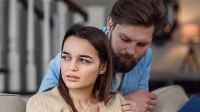 زوجة في حيرة: «زوجي أحضر لي كيكة كهدية لكني غضبت منه».. هل أخطأت؟ 