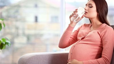 لحمل صحي.. كم تشرب الحامل من الماء يوميًا؟