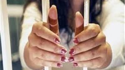 حبس سيدة بتهمة سرقة كبار السن أمام ماكينات الصراف الآلى بمدينة نصر 15 يوما 