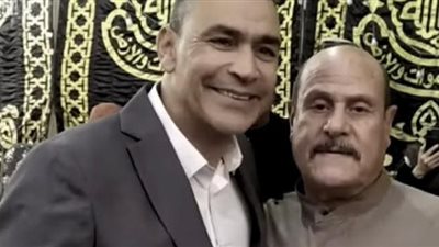 ابتسامة عصام الحضري أثناء عزاء والدته تضعه في مرمى نيران السوشيال ميديا 