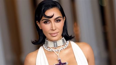 كيم كارداشيان تختتم 2024 بعلاقة حب جديدة وغموض حول مصير العلاقة