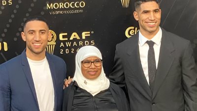«ست الحبايب».. أشرف حكيمي يصطحب والدته إلى حفل جوائز الكاف 2024