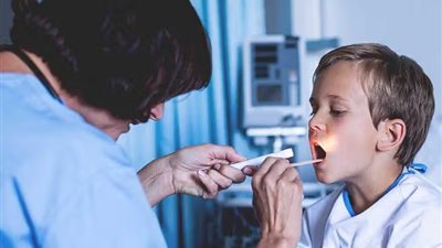 أسباب وأعراض التهاب اللوزتين وطرق علاجها 