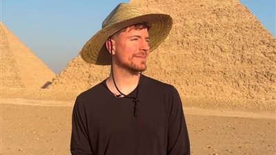 مستر بيست يستأجر الأهرامات لعدد ساعات لسبب غير متوقع 