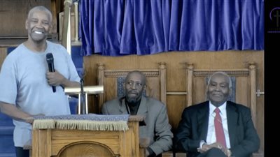 دينزل واشنطن يصبح قسًا أمريكيًا.. هل يعتزل التمثيل؟ 