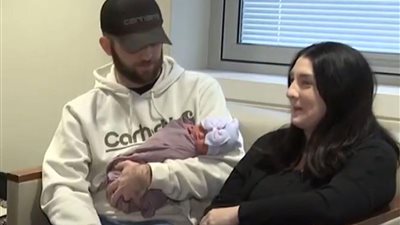 مكالمات الطوارئ تساعد حامل على ولادة طفلتها عبر الهاتف