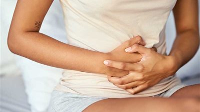 الصحة تكشف 5 علامات تشير لإصابتك بالقولون العصبي