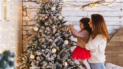 بأدوات بسيطة وغير مكلفة.. 5 طرق لتزيين شجرة الكريسماس في رأس السنة 2025