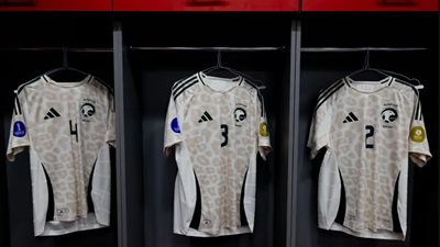 بالزي الأبيض الكامل.. المنتخب السعودي يواجه نظيره العماني اليوم