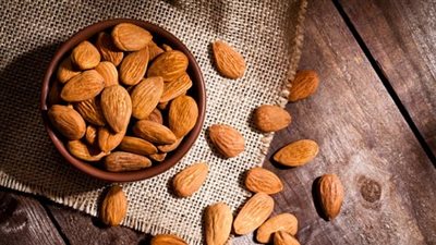 لهضم مثالي وقلب حديد.. 7 فوائد صحية لتناول اللوز على معدة فارغة