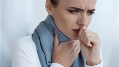 وزير الصحة الأسبق يوضح.. هل الكحة من أعراض الالتهاب الرئوي؟