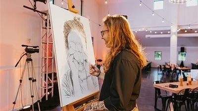 سعر اللوحة يصل لـ15 ألف دولار.. أمريكى يرسم المشاهير بأسمائهم