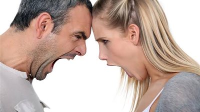 إهانة زوجة: «زوجي رفض يعزمني وفضل أهله ولم يكتفي إلا بضربي أمامهم».. ما الحل؟ 