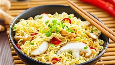 بخطوات سهلة وبسيطة.. طريقة عمل الإندومي في المنزل