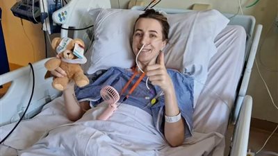 مضيفة طيران تنتصر على السرطان بعد استئصال 8 أعضاء