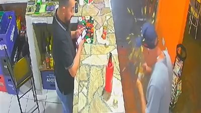 حادث غريب.. انفجار وجبة دجاج بوجه رجل في مطعم بالبرازيل