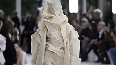 من جلود الحيوانات إلى الفساتين الكوكتيل.. أشهر 5 تريندات في عالم الأزياء 2025