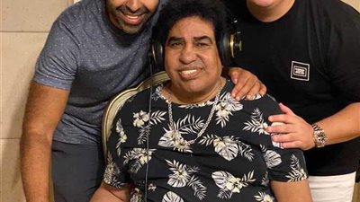 أحمد عدوية يكرم والده أحمد عدوية بعد رحيله بلافتة إنسانية 