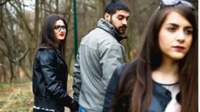 حلمت أن زوجي ينظر إلى غيري.. ما تفسير ذلك؟