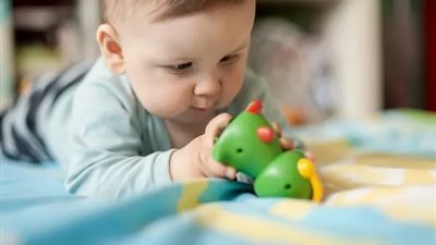 جراحون يحذرون: ابتلاع بطارية الألعاب يهدد الأطفال بالوفاة 