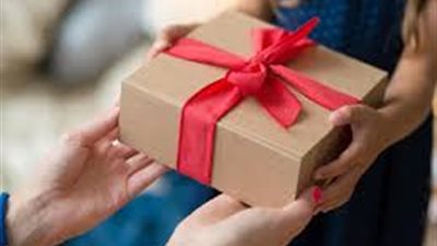 تفسير حلم شراء الهدية لشخص في المنام