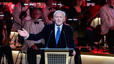 أنتوني هوبكنز ينشد نغمات الحب والسلام في موسم الرياض 2025.. وتلك رسالته إلى العالم 