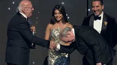 لقطة انحناء هانز زيمر للموسيقار عمر خيرت تشعل منصات التواصل الاجتماعي (صور وفيديو) 