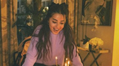 أم فراولة.. رحمة رياض تحتفل بعيد ميلادها لأول مرة كأم بطريقة عفوية لطيفة 