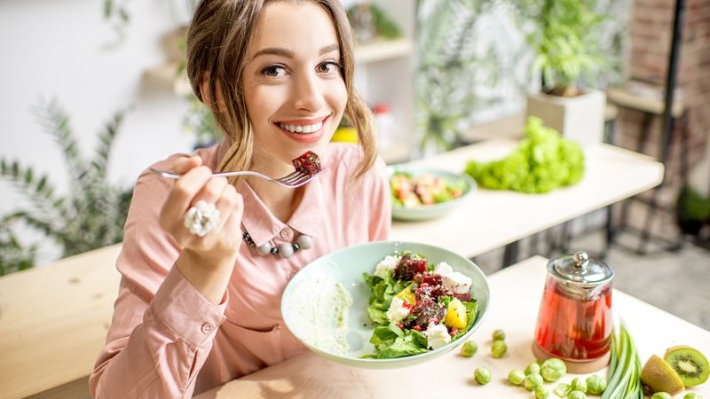 أطعمة ومشروبات تشعرك