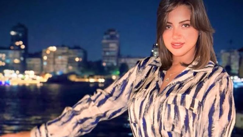 منى فاروق وحكاية