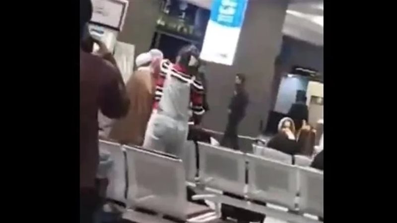 سيدة إيرانية تنتزع