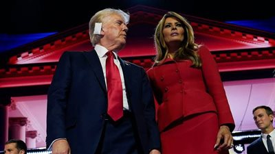 ميلانيا ترامب تعتمد معطف وتنورة صوفية في حفل تنصيب زوجها.. وهذا سر الإطلالة (صور) 