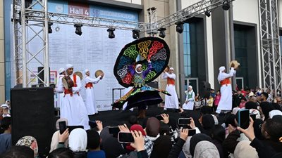 إنشاد وتنورة.. تفاعل كبير مع عروض قصور الثقافة في معرض الكتاب