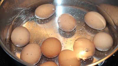 لا تتخلصي منها.. 4 طرق مذهلة لإعادة استخدام مياه سلق البيض