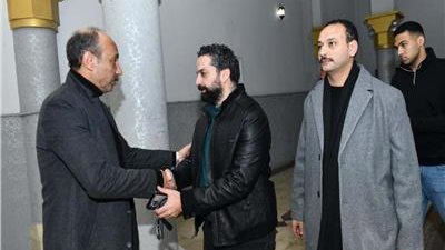 شقيقة الراحل خالد صالح.. أحمد فهيم يتلقى عزاء والدته بالمجمع الإسلامي