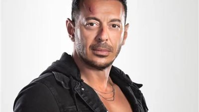 ملامح الحزن تسيطر على مصطفى شعبان فى جنازة شقيقه بمسقط رأسه المنوفية 