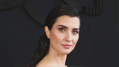 توبا بويوكوستن نجمة أسبوع الموضة في باريس 2025 بإطلالة أنثوية ربيعية (صور)