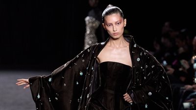 السعودي محمد آشي يستعرض مجموعته المستوحاة من المعمار العربي في أسبوع الموضة بباريس 