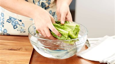 «مش هيغير لون».. 5 حيل بسيطة لتخزين الخس خلال شهر رمضان 2025